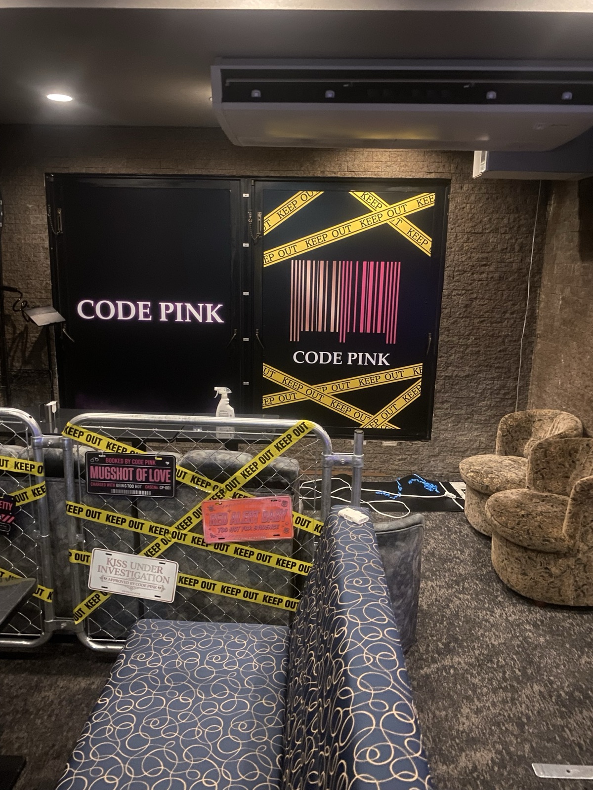 バーコードをかたどったCODE PINKのロゴと、ショッキングピンクに彩られたVIP席
